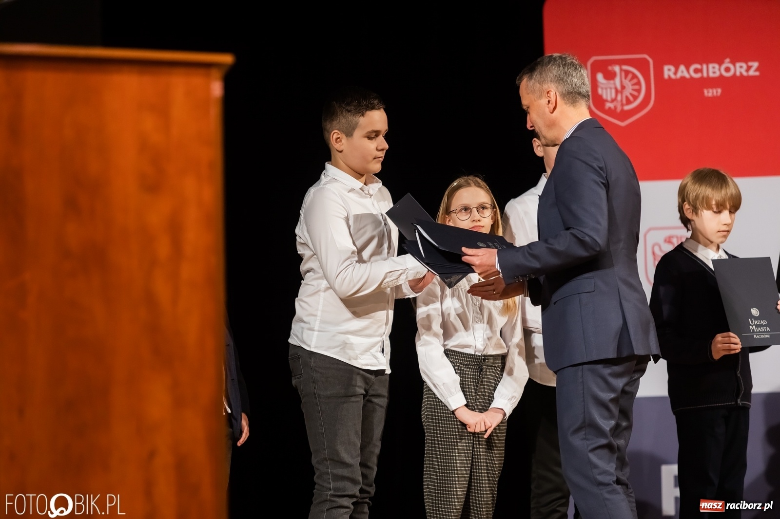 Zdjęcie w galerii na portalu naszraciborz.pl: Raciborskie prymuski i prymusi nagrodzeni wiadomości z regionu