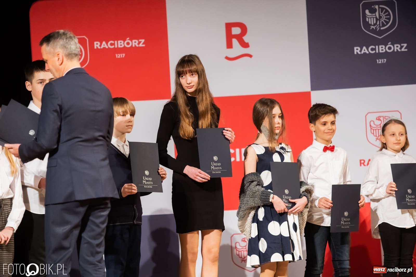 Zdjęcie w galerii na portalu naszraciborz.pl: Raciborskie prymuski i prymusi nagrodzeni wiadomości z regionu