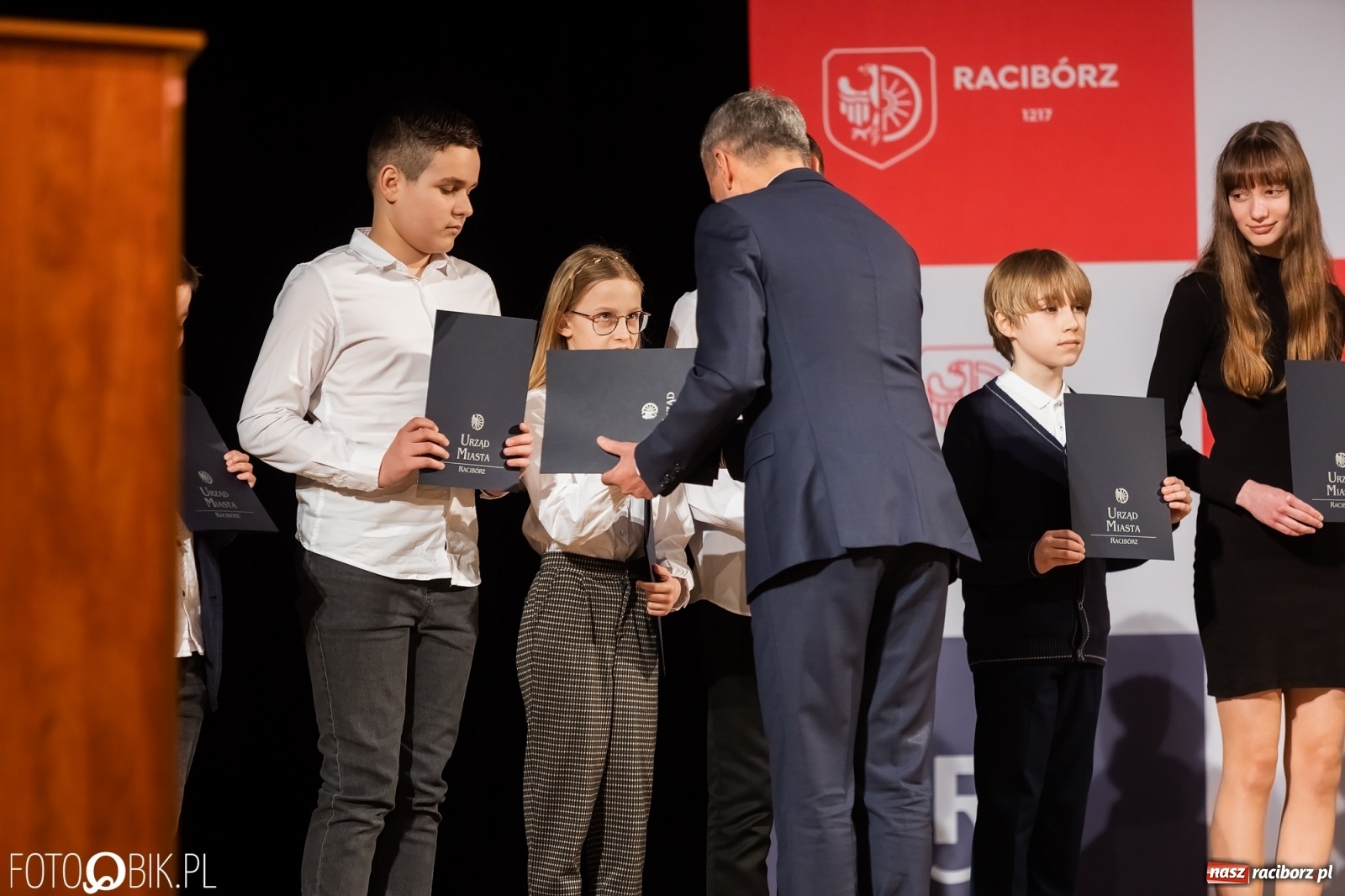 Zdjęcie w galerii na portalu naszraciborz.pl: Raciborskie prymuski i prymusi nagrodzeni wiadomości z regionu