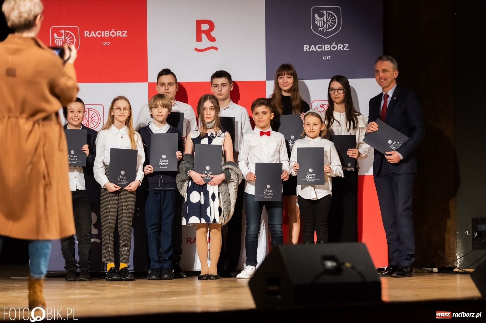 Zdjęcie w galerii na portalu naszraciborz.pl: Raciborskie prymuski i prymusi nagrodzeni wiadomości z regionu