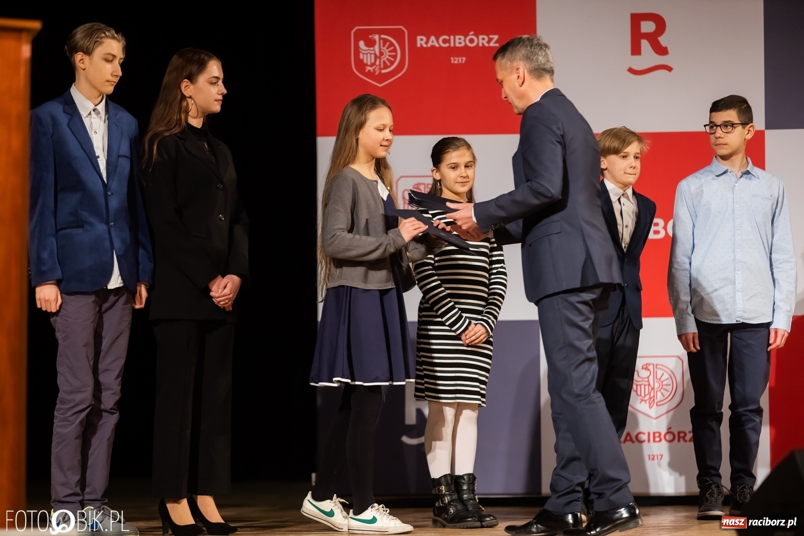 Zdjęcie w galerii na portalu naszraciborz.pl: Raciborskie prymuski i prymusi nagrodzeni wiadomości z regionu