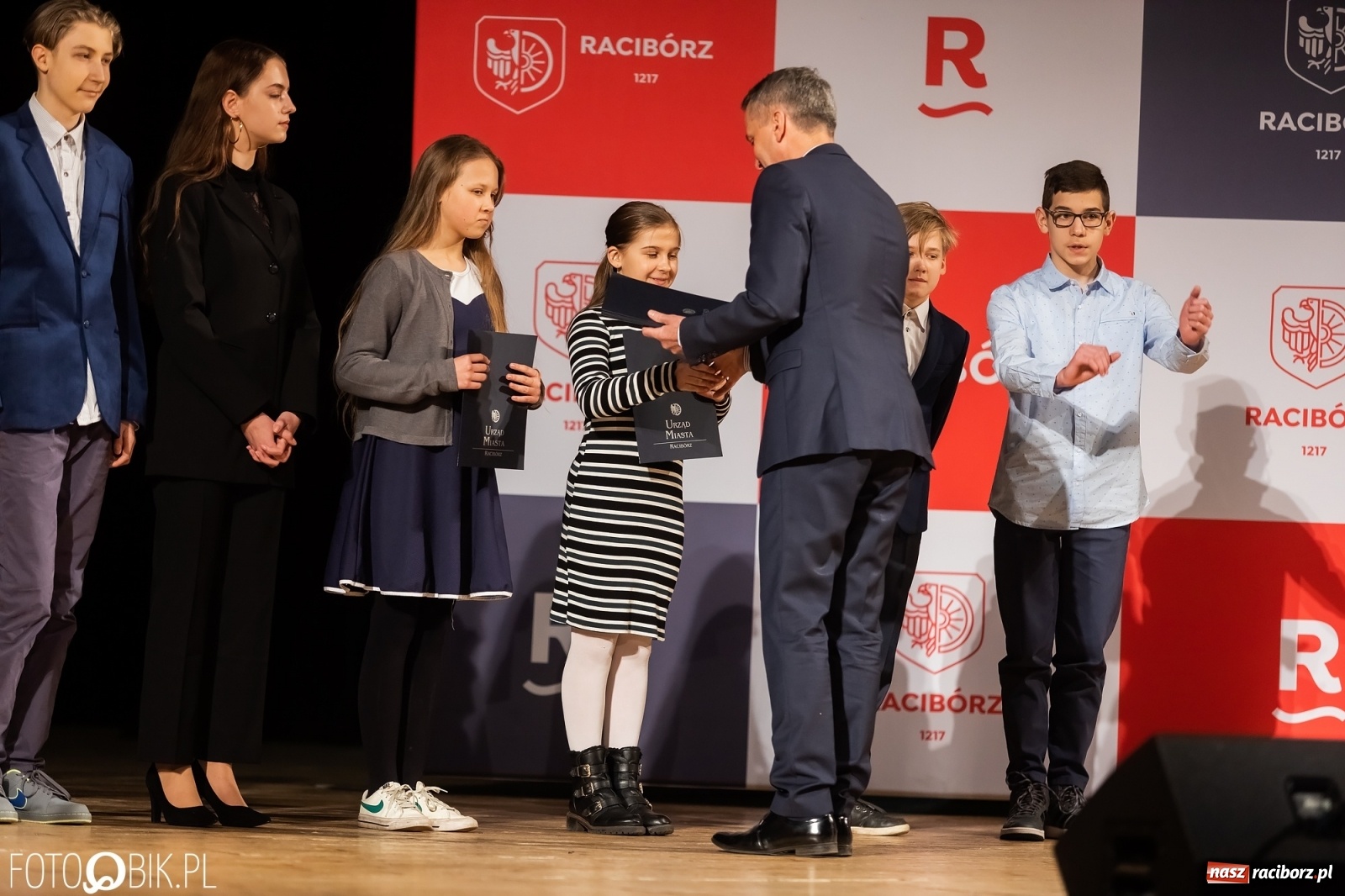 Zdjęcie w galerii na portalu naszraciborz.pl: Raciborskie prymuski i prymusi nagrodzeni wiadomości z regionu