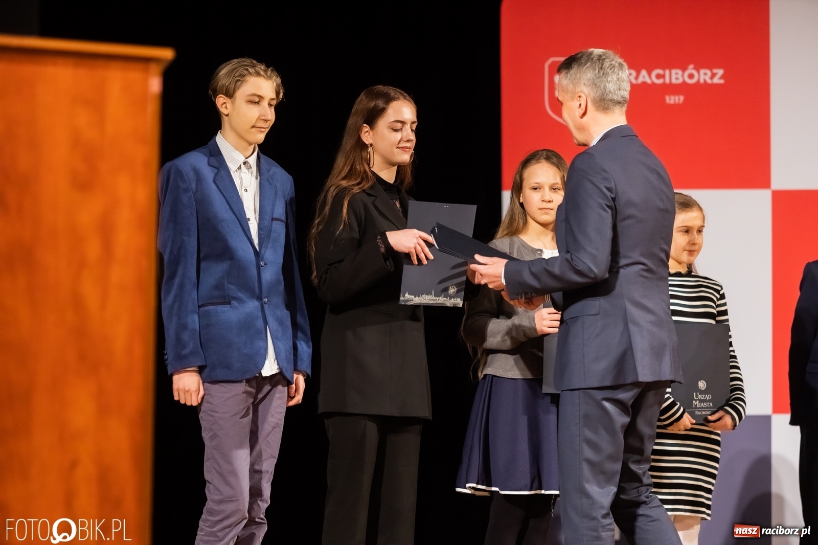 Zdjęcie w galerii na portalu naszraciborz.pl: Raciborskie prymuski i prymusi nagrodzeni wiadomości z regionu