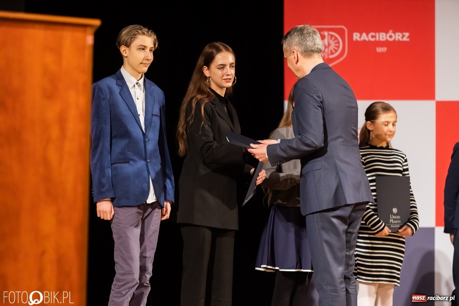 Zdjęcie w galerii na portalu naszraciborz.pl: Raciborskie prymuski i prymusi nagrodzeni wiadomości z regionu