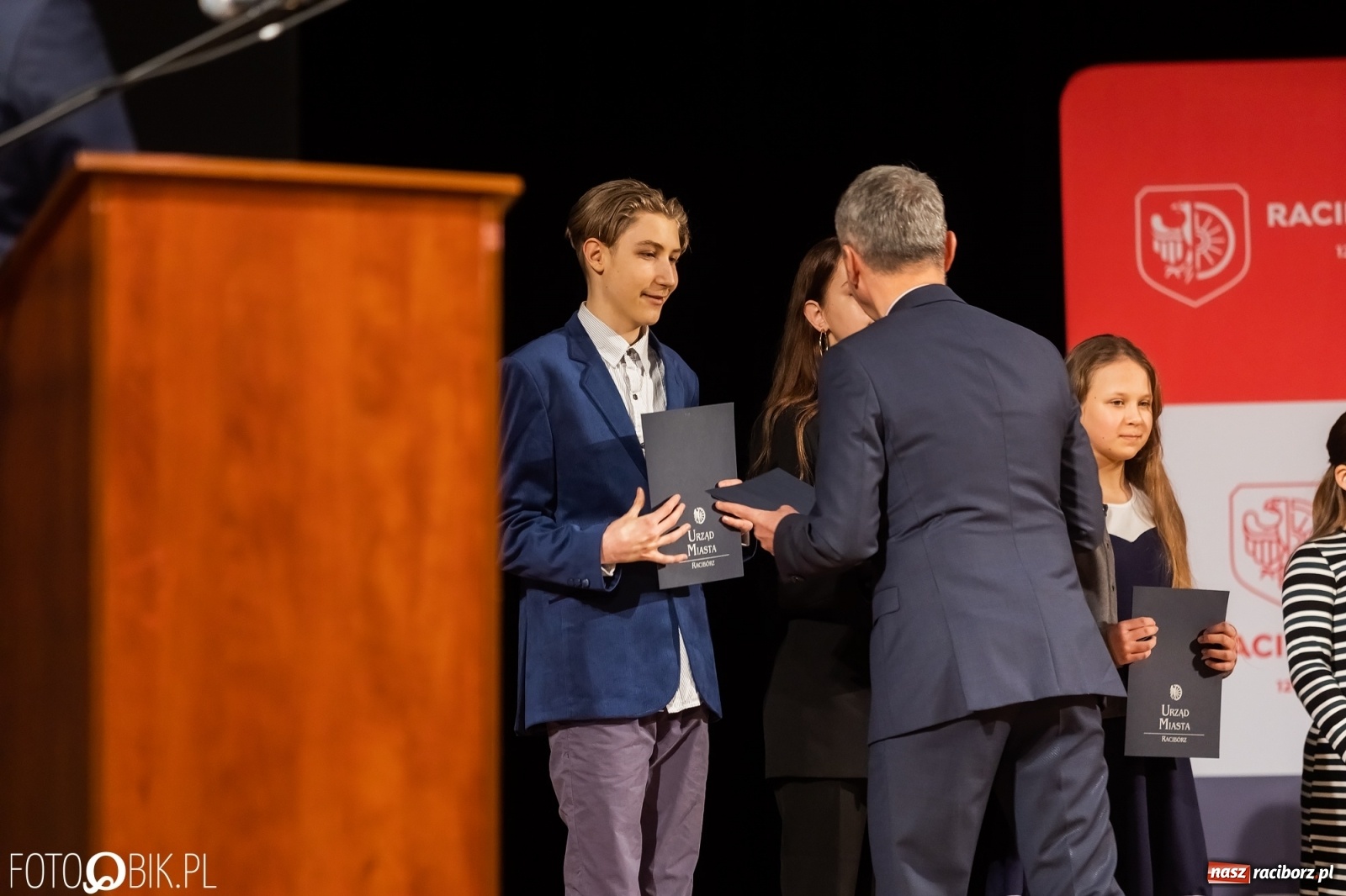 Zdjęcie w galerii na portalu naszraciborz.pl: Raciborskie prymuski i prymusi nagrodzeni wiadomości z regionu