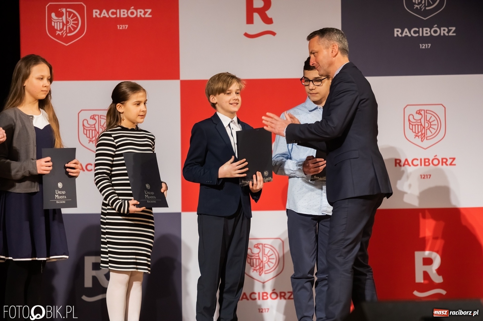 Zdjęcie w galerii na portalu naszraciborz.pl: Raciborskie prymuski i prymusi nagrodzeni wiadomości z regionu