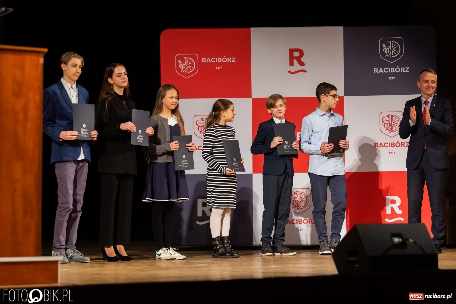 Zdjęcie w galerii na portalu naszraciborz.pl: Raciborskie prymuski i prymusi nagrodzeni wiadomości z regionu