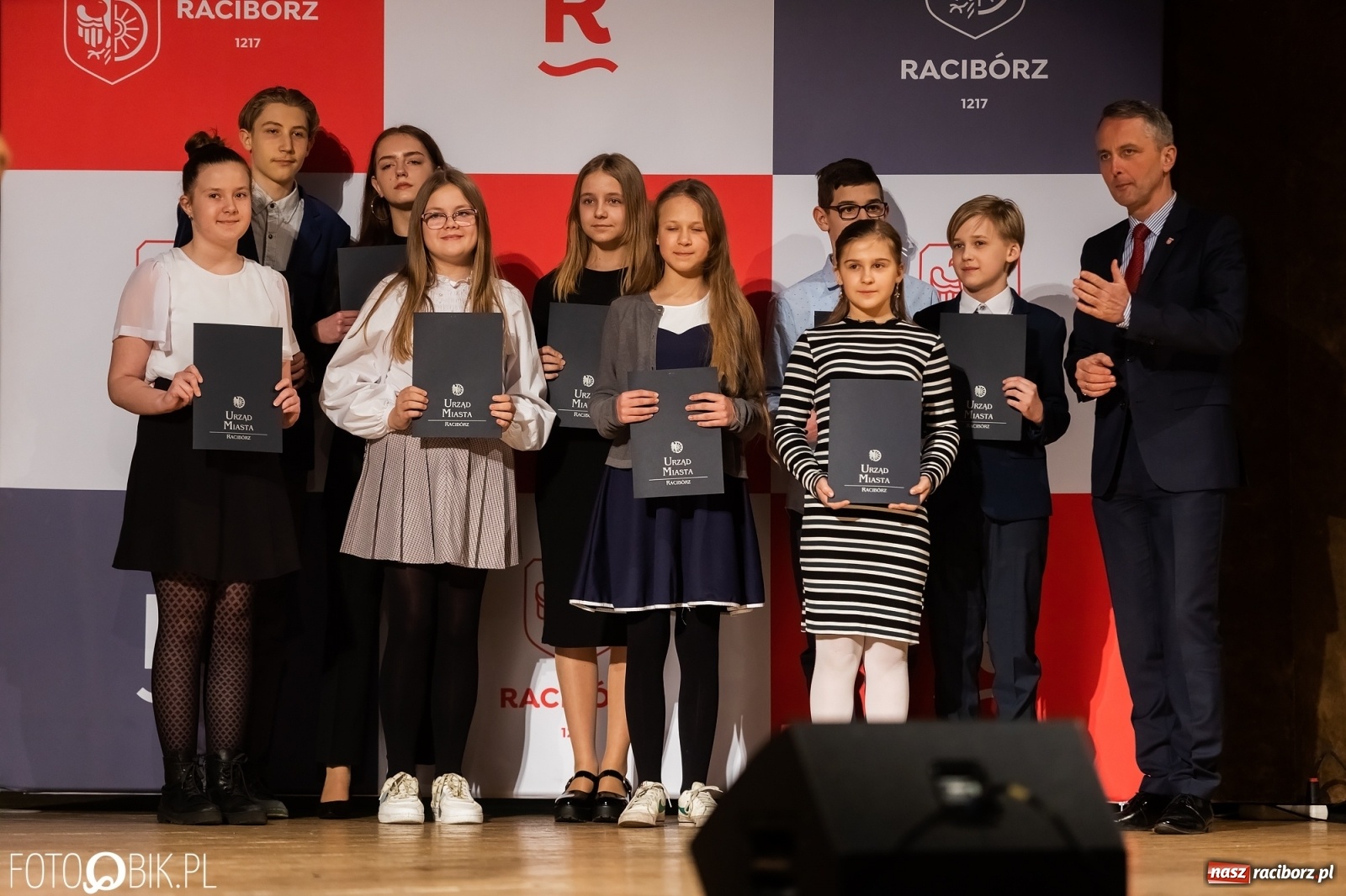 Zdjęcie w galerii na portalu naszraciborz.pl: Raciborskie prymuski i prymusi nagrodzeni wiadomości z regionu