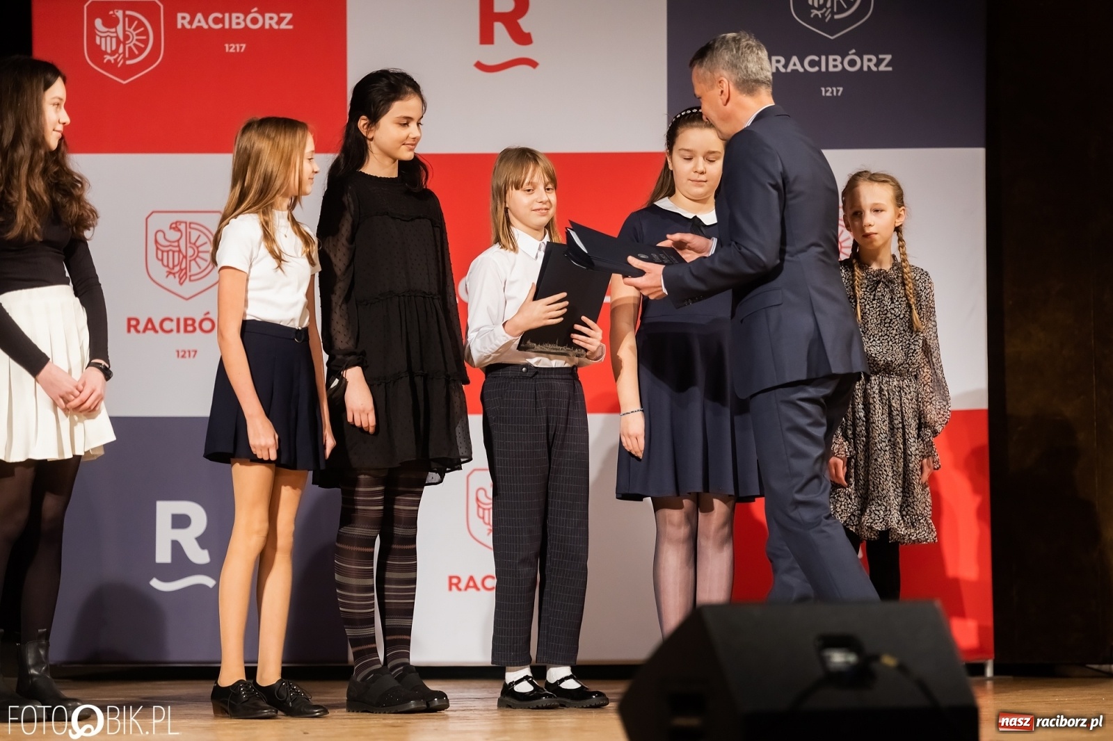 Zdjęcie w galerii na portalu naszraciborz.pl: Raciborskie prymuski i prymusi nagrodzeni wiadomości z regionu