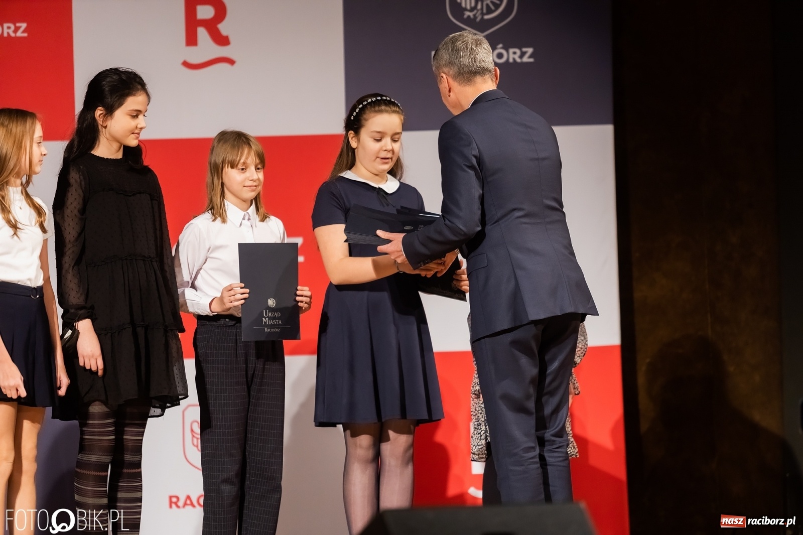 Zdjęcie w galerii na portalu naszraciborz.pl: Raciborskie prymuski i prymusi nagrodzeni wiadomości z regionu
