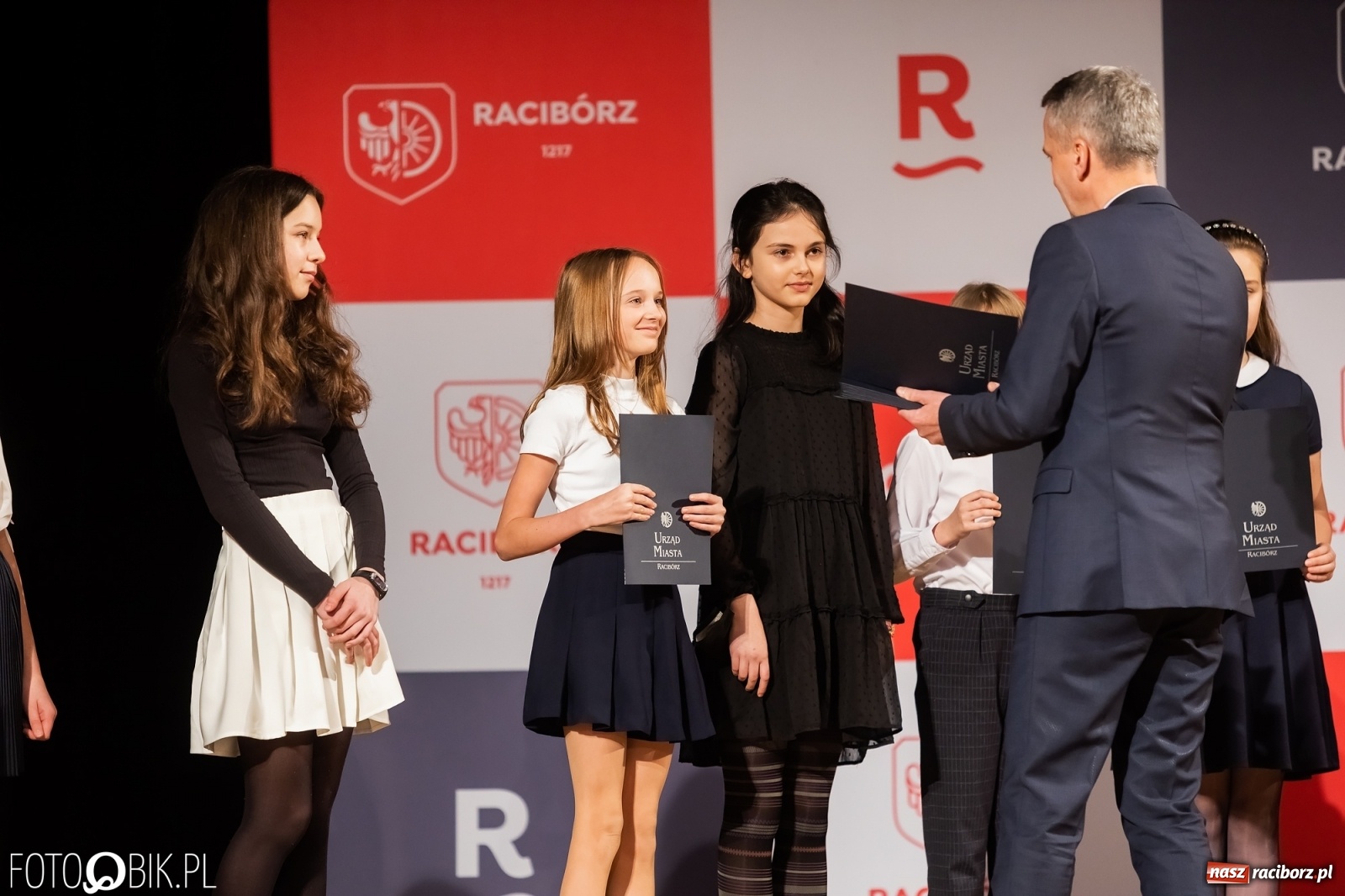 Zdjęcie w galerii na portalu naszraciborz.pl: Raciborskie prymuski i prymusi nagrodzeni wiadomości z regionu