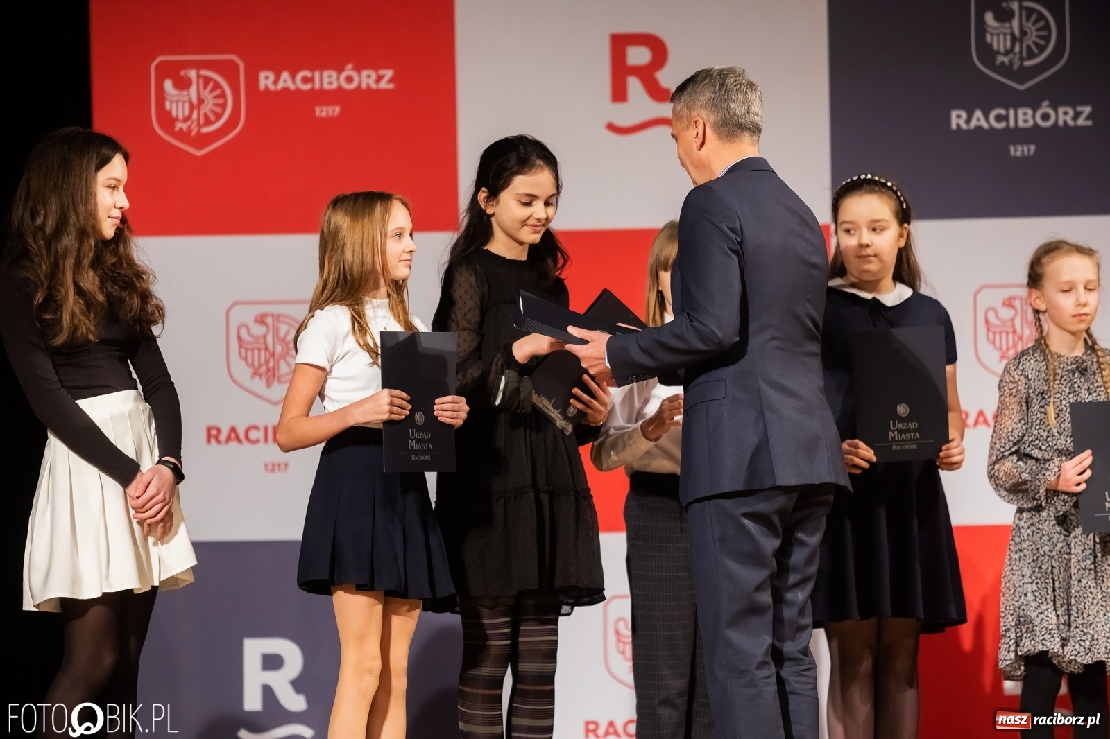 Zdjęcie w galerii na portalu naszraciborz.pl: Raciborskie prymuski i prymusi nagrodzeni wiadomości z regionu