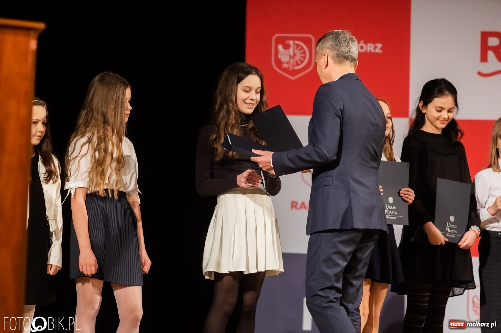 Zdjęcie w galerii na portalu naszraciborz.pl: Raciborskie prymuski i prymusi nagrodzeni wiadomości z regionu
