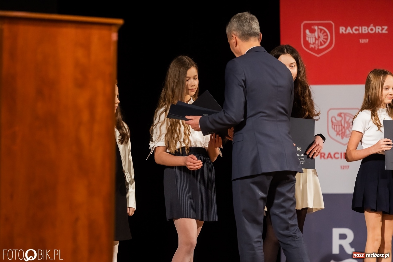 Zdjęcie w galerii na portalu naszraciborz.pl: Raciborskie prymuski i prymusi nagrodzeni wiadomości z regionu