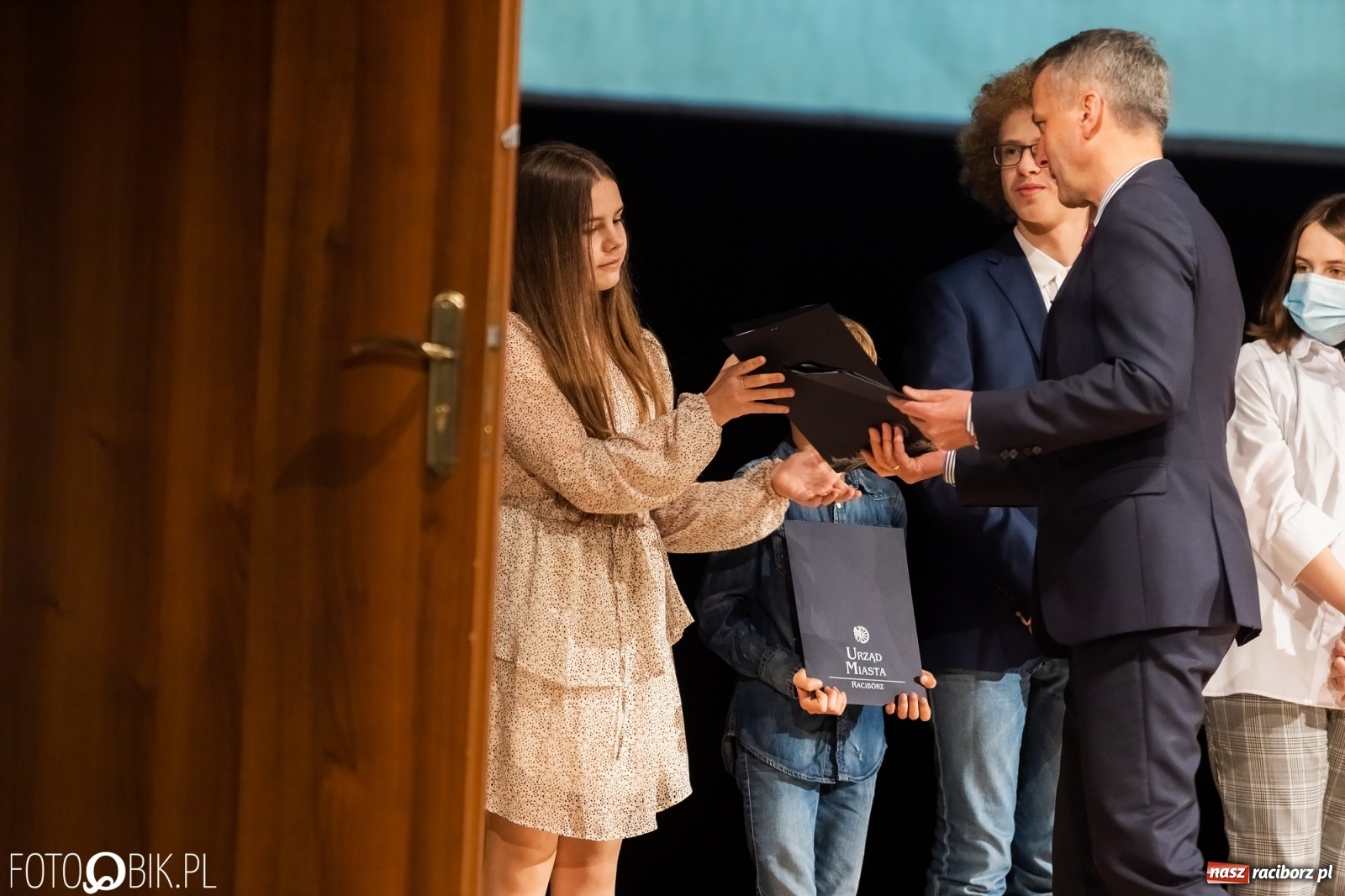 Zdjęcie w galerii na portalu naszraciborz.pl: Raciborskie prymuski i prymusi nagrodzeni wiadomości z regionu
