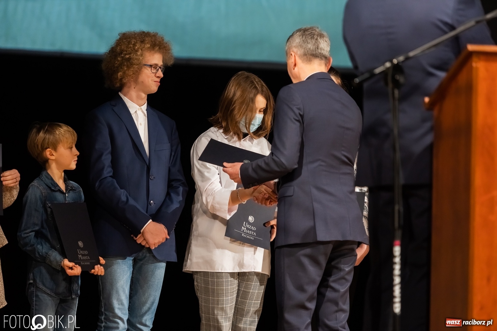 Zdjęcie w galerii na portalu naszraciborz.pl: Raciborskie prymuski i prymusi nagrodzeni wiadomości z regionu