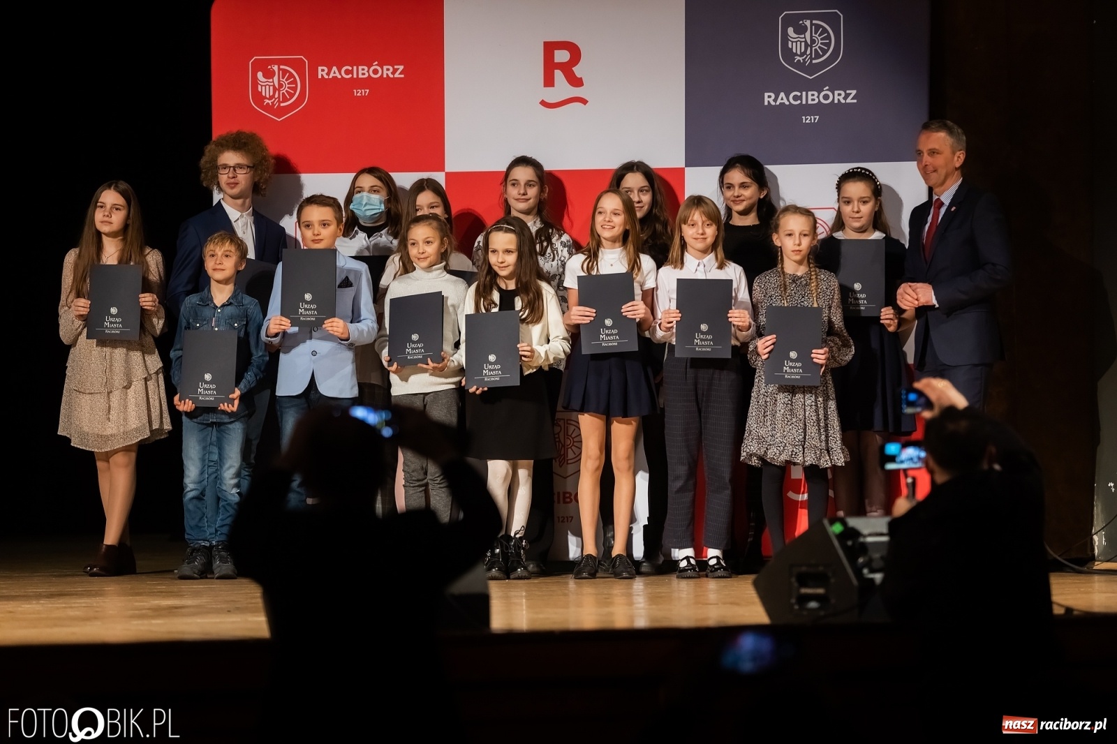 Zdjęcie w galerii na portalu naszraciborz.pl: Raciborskie prymuski i prymusi nagrodzeni wiadomości z regionu