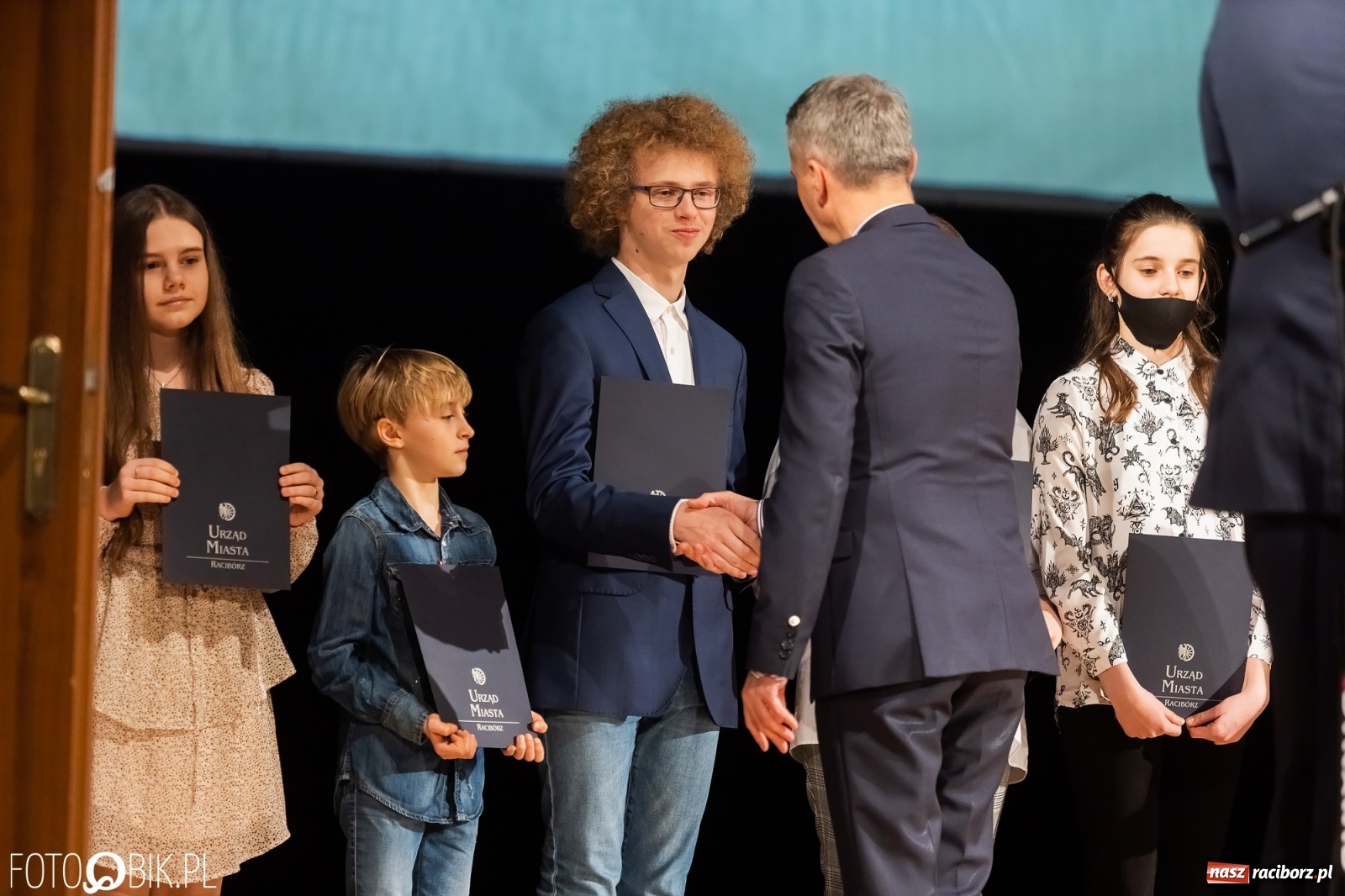 Zdjęcie w galerii na portalu naszraciborz.pl: Raciborskie prymuski i prymusi nagrodzeni wiadomości z regionu