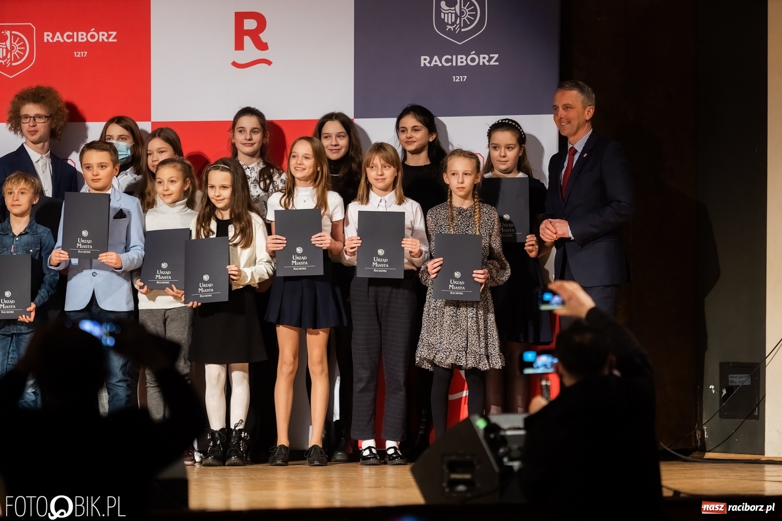 Zdjęcie w galerii na portalu naszraciborz.pl: Raciborskie prymuski i prymusi nagrodzeni wiadomości z regionu