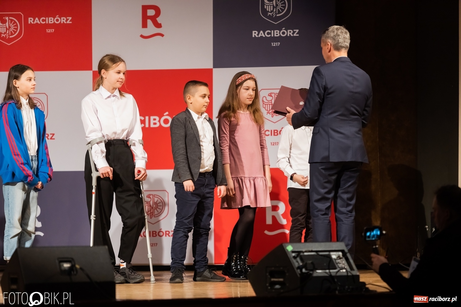 Zdjęcie w galerii na portalu naszraciborz.pl: Raciborskie prymuski i prymusi nagrodzeni wiadomości z regionu