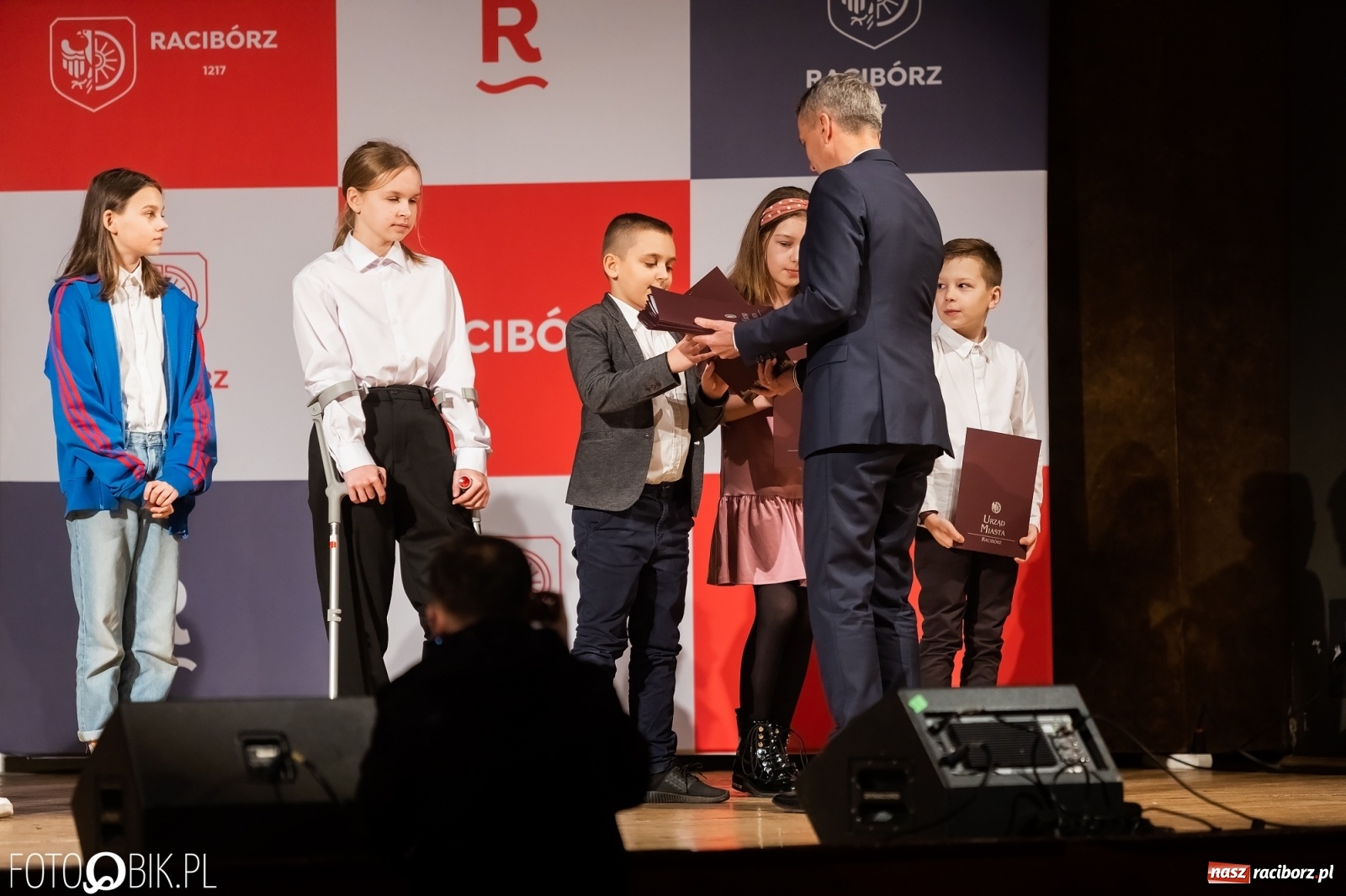 Zdjęcie w galerii na portalu naszraciborz.pl: Raciborskie prymuski i prymusi nagrodzeni wiadomości z regionu