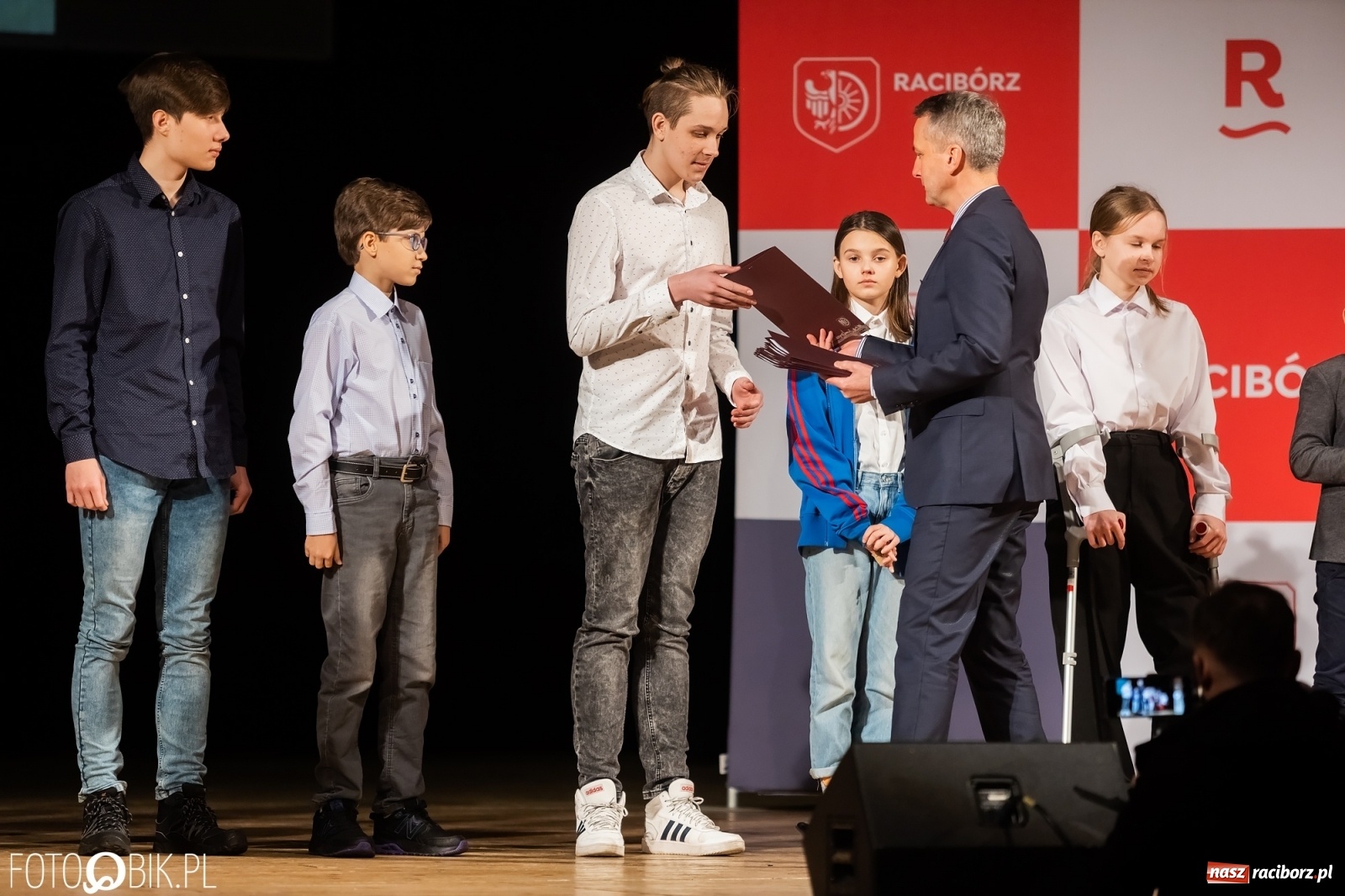 Zdjęcie w galerii na portalu naszraciborz.pl: Raciborskie prymuski i prymusi nagrodzeni wiadomości z regionu