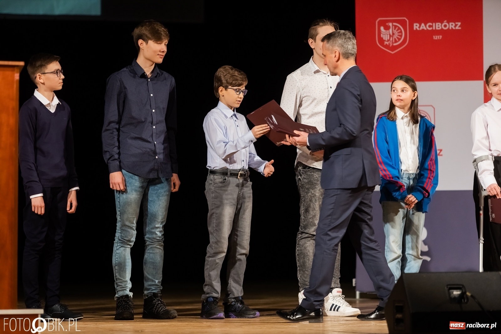 Zdjęcie w galerii na portalu naszraciborz.pl: Raciborskie prymuski i prymusi nagrodzeni wiadomości z regionu