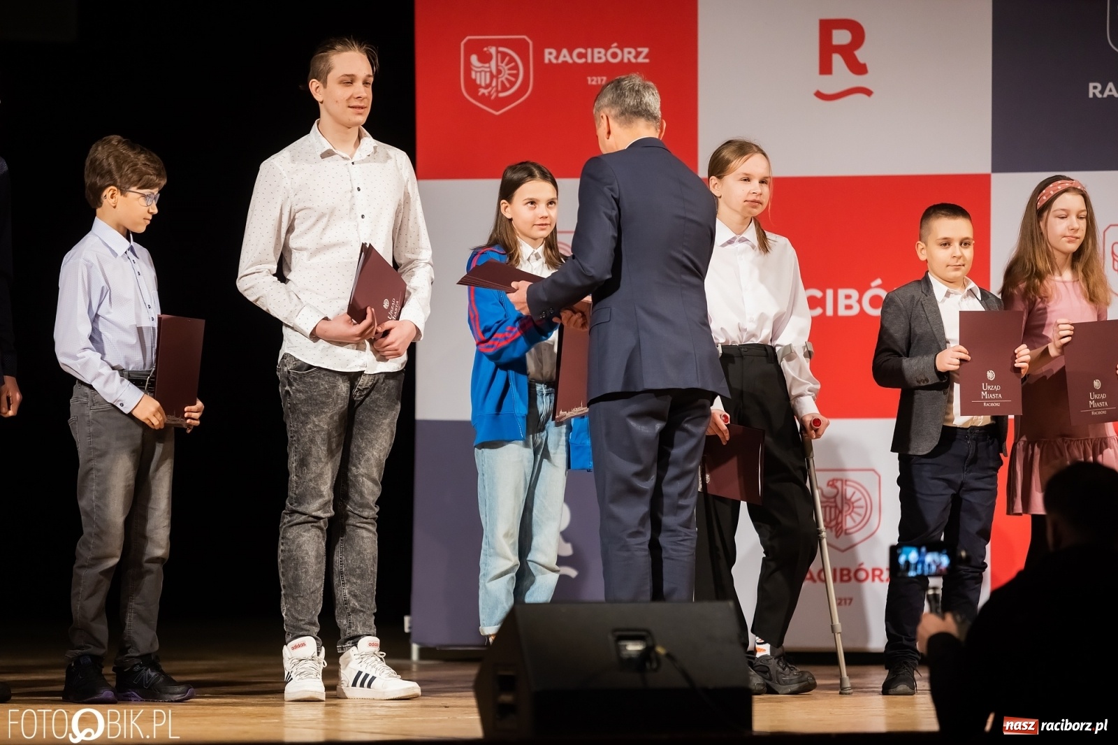 Zdjęcie w galerii na portalu naszraciborz.pl: Raciborskie prymuski i prymusi nagrodzeni wiadomości z regionu