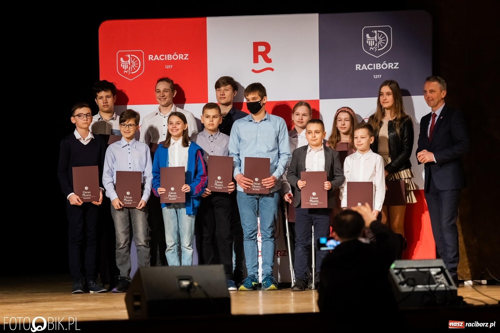 Zdjęcie w galerii na portalu naszraciborz.pl: Raciborskie prymuski i prymusi nagrodzeni wiadomości z regionu