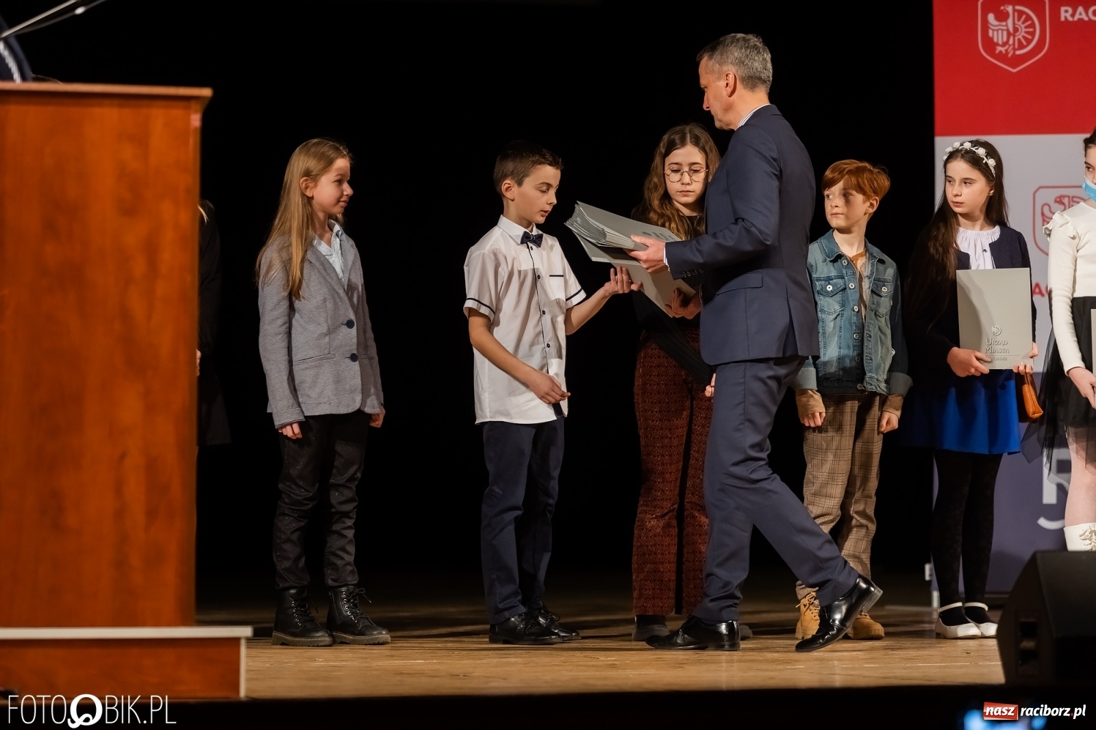 Zdjęcie w galerii na portalu naszraciborz.pl: Raciborskie prymuski i prymusi nagrodzeni wiadomości z regionu