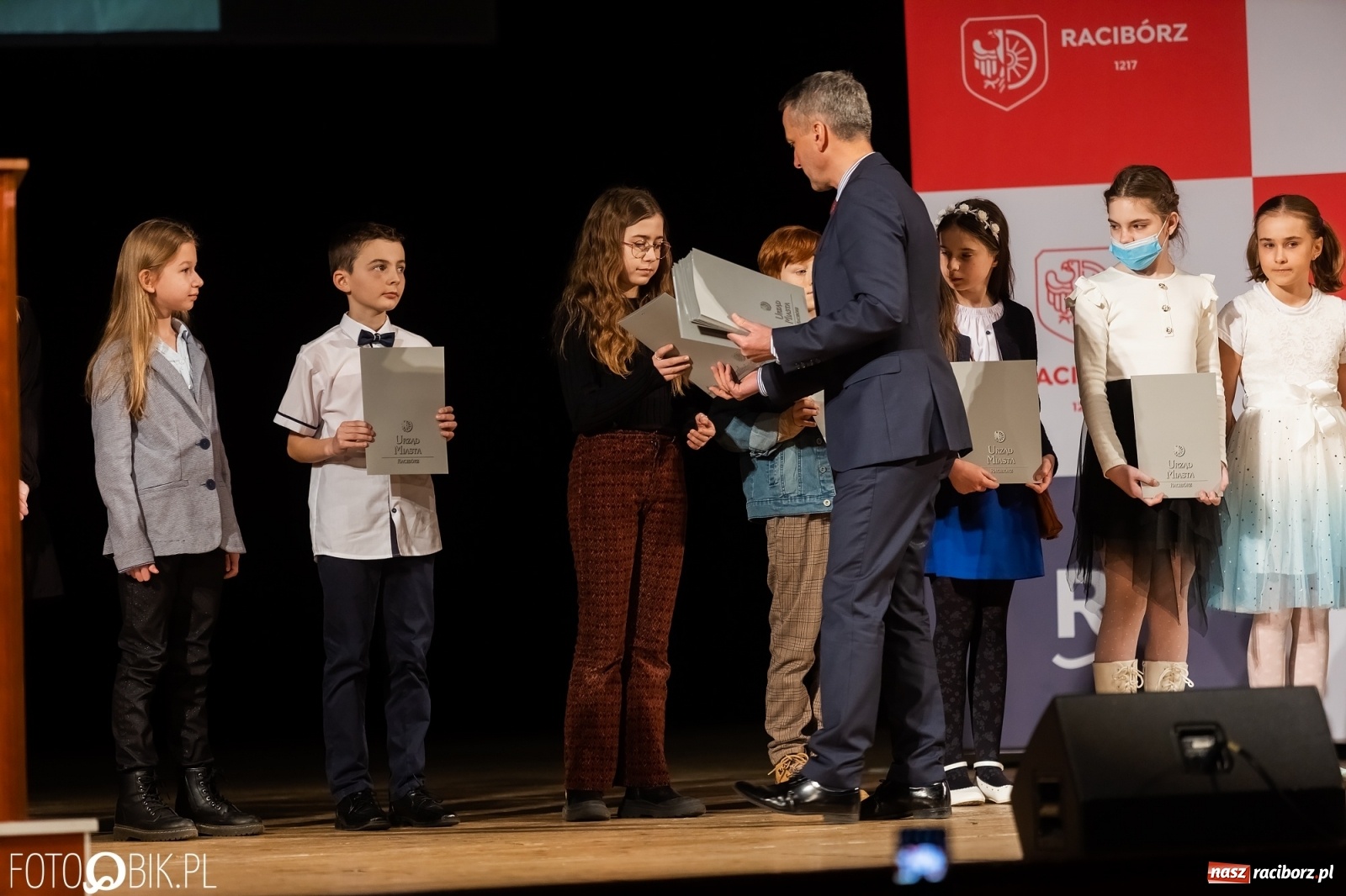 Zdjęcie w galerii na portalu naszraciborz.pl: Raciborskie prymuski i prymusi nagrodzeni wiadomości z regionu