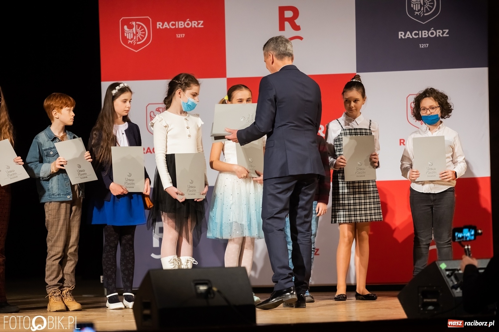 Zdjęcie w galerii na portalu naszraciborz.pl: Raciborskie prymuski i prymusi nagrodzeni wiadomości z regionu