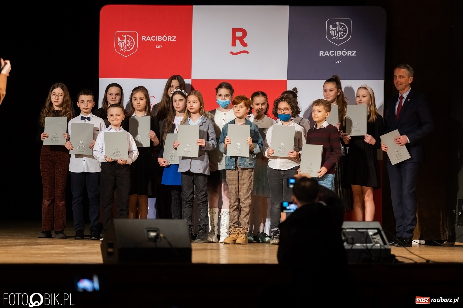 Zdjęcie w galerii na portalu naszraciborz.pl: Raciborskie prymuski i prymusi nagrodzeni wiadomości z regionu