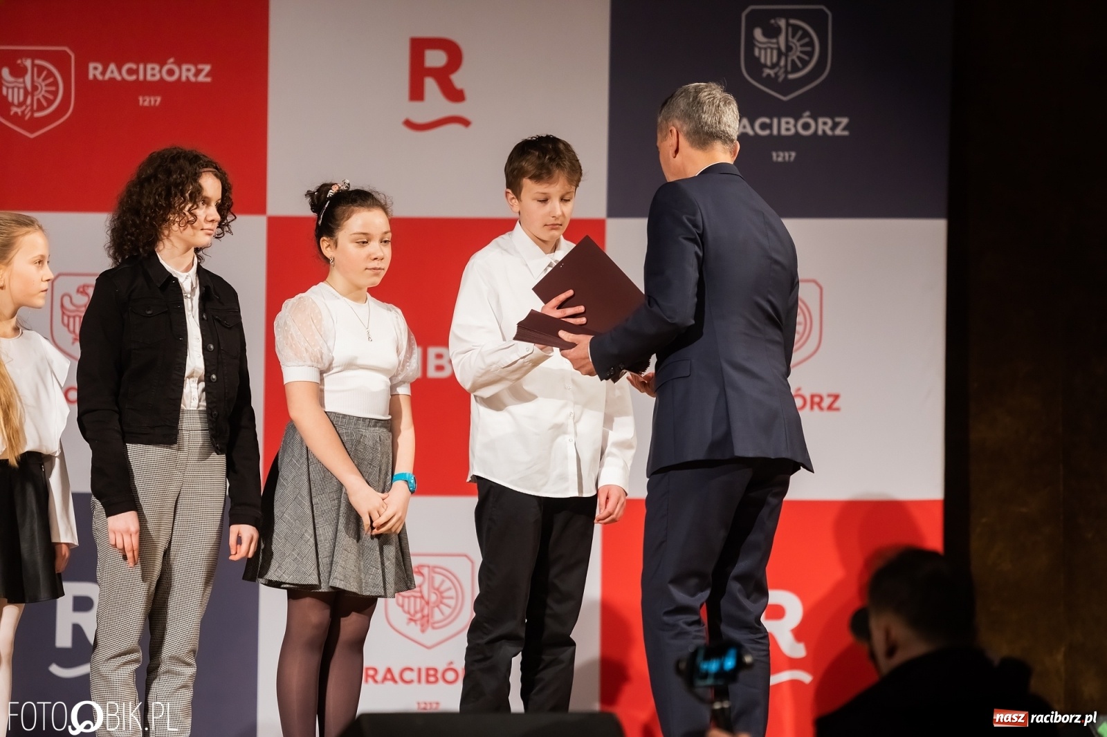 Zdjęcie w galerii na portalu naszraciborz.pl: Raciborskie prymuski i prymusi nagrodzeni wiadomości z regionu