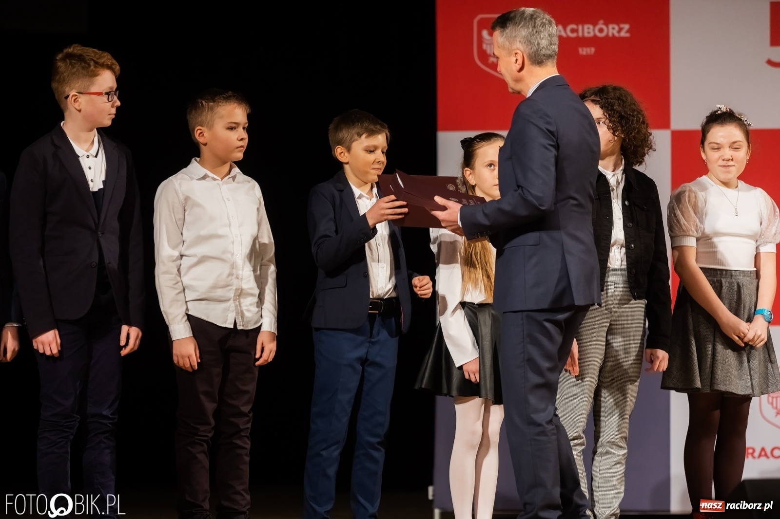 Zdjęcie w galerii na portalu naszraciborz.pl: Raciborskie prymuski i prymusi nagrodzeni wiadomości z regionu