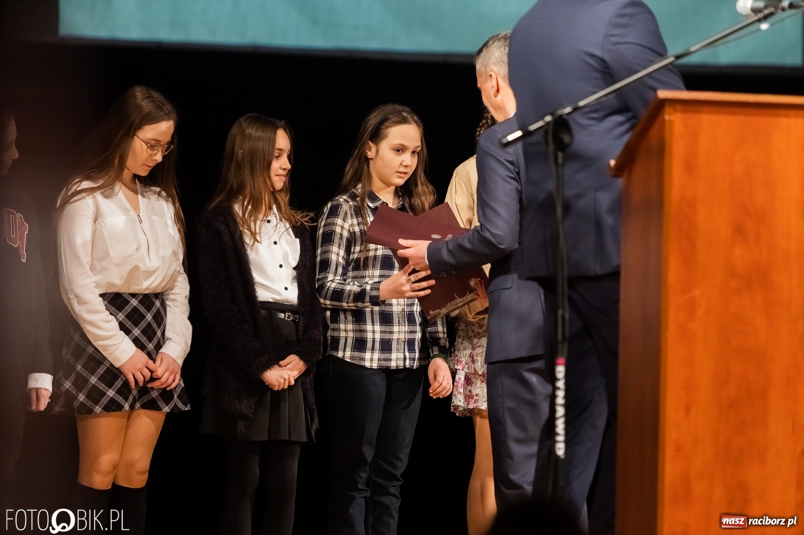 Zdjęcie w galerii na portalu naszraciborz.pl: Raciborskie prymuski i prymusi nagrodzeni wiadomości z regionu
