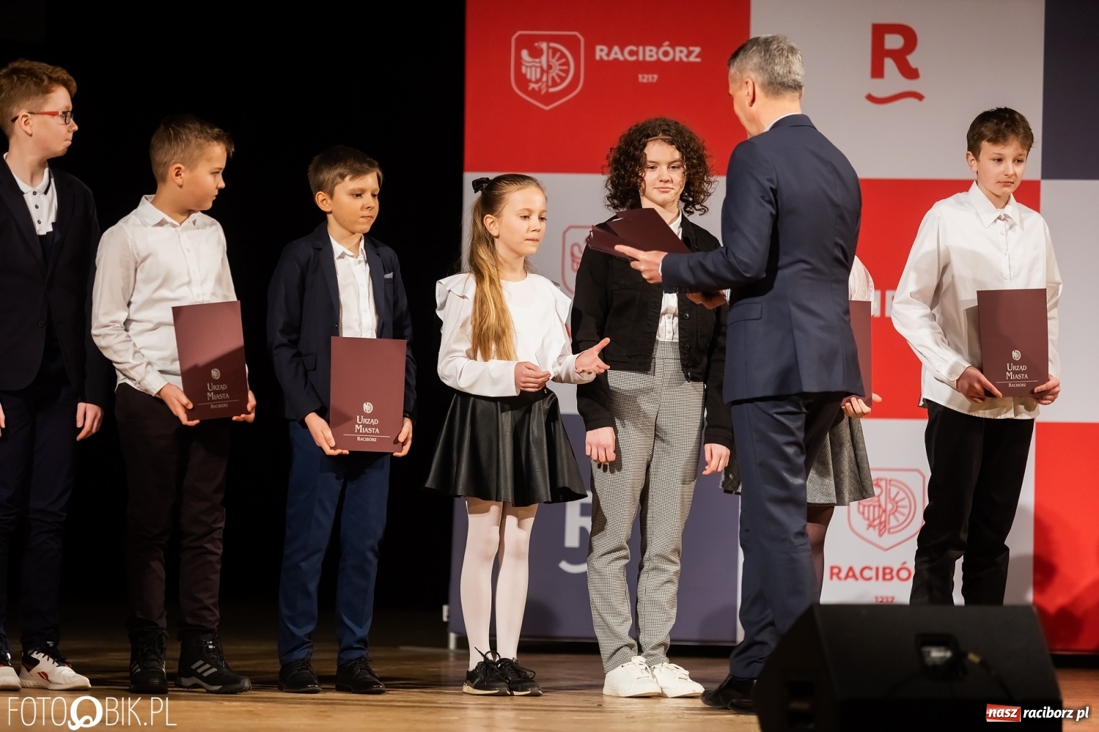 Zdjęcie w galerii na portalu naszraciborz.pl: Raciborskie prymuski i prymusi nagrodzeni wiadomości z regionu