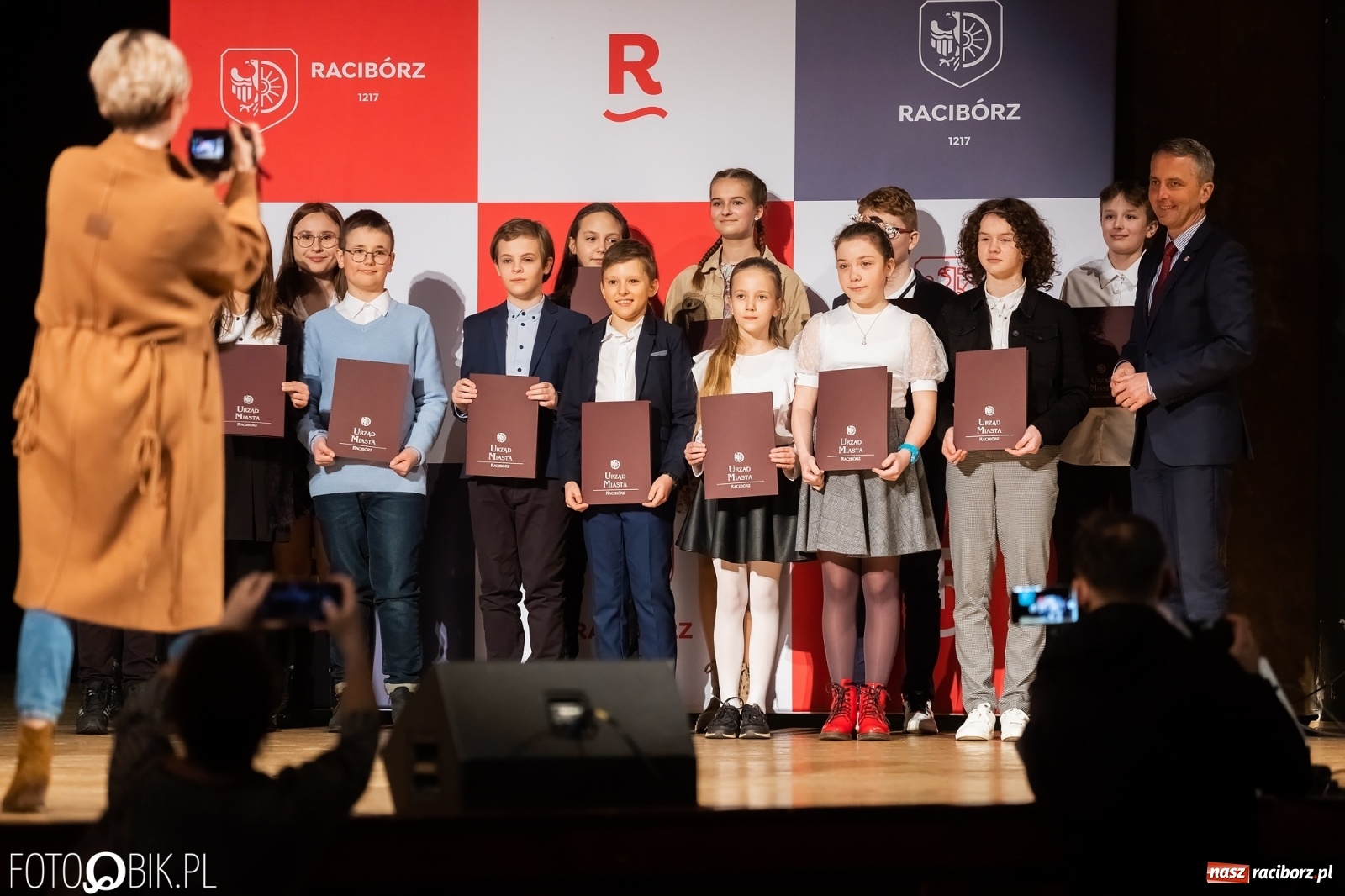 Zdjęcie w galerii na portalu naszraciborz.pl: Raciborskie prymuski i prymusi nagrodzeni wiadomości z regionu