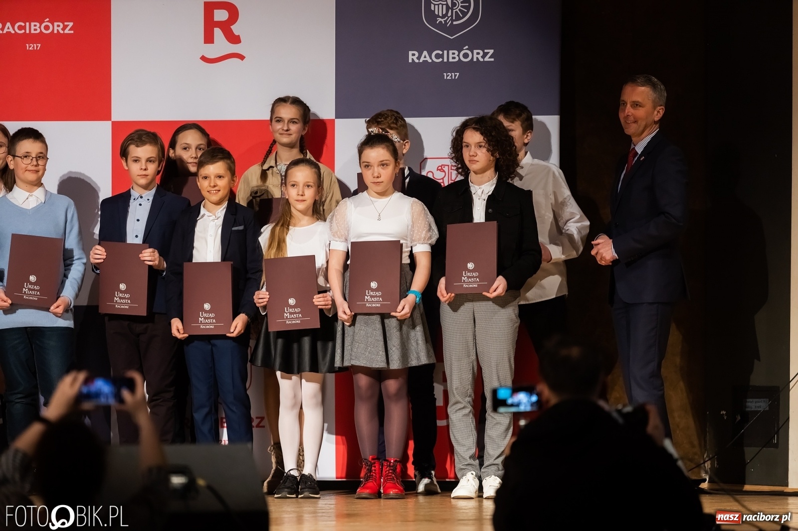 Zdjęcie w galerii na portalu naszraciborz.pl: Raciborskie prymuski i prymusi nagrodzeni wiadomości z regionu