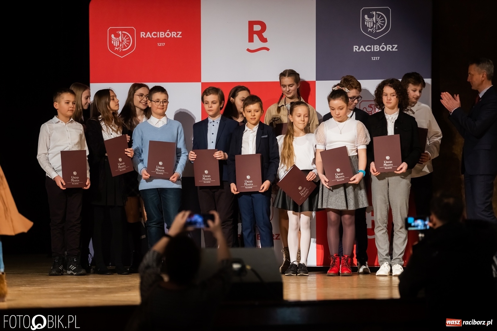 Zdjęcie w galerii na portalu naszraciborz.pl: Raciborskie prymuski i prymusi nagrodzeni wiadomości z regionu