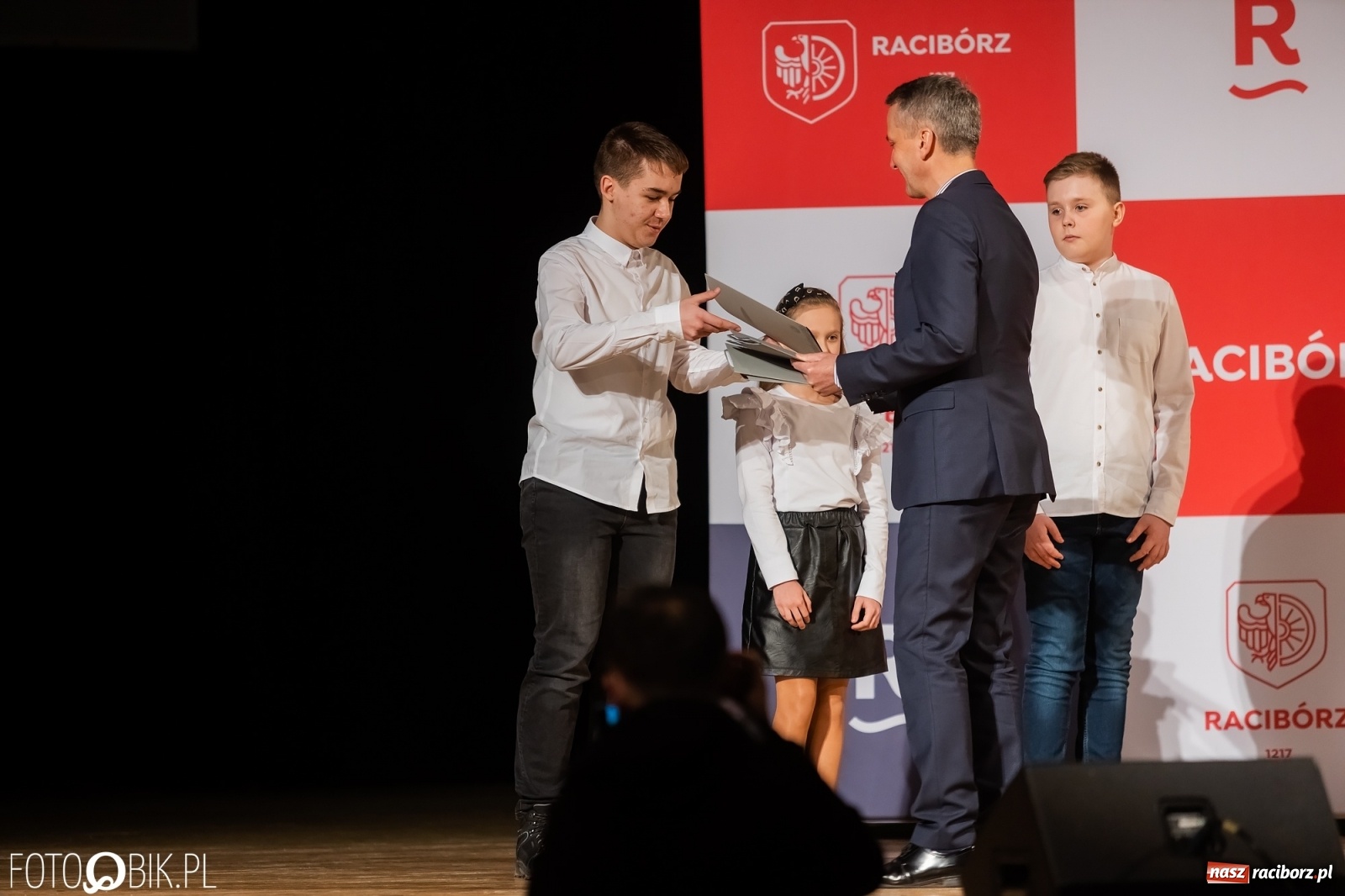 Zdjęcie w galerii na portalu naszraciborz.pl: Raciborskie prymuski i prymusi nagrodzeni wiadomości z regionu