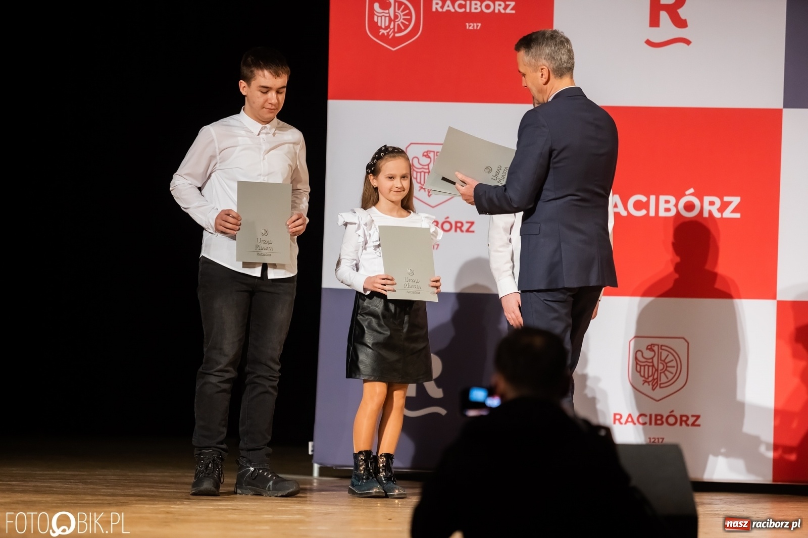 Zdjęcie w galerii na portalu naszraciborz.pl: Raciborskie prymuski i prymusi nagrodzeni wiadomości z regionu