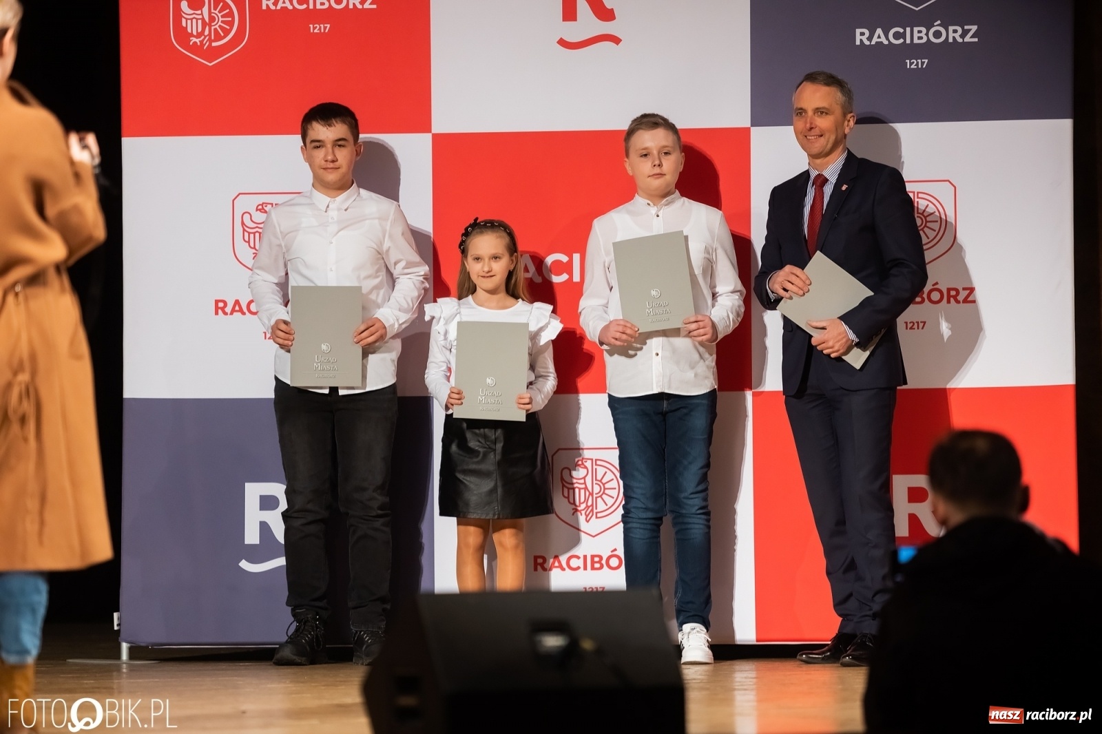 Zdjęcie w galerii na portalu naszraciborz.pl: Raciborskie prymuski i prymusi nagrodzeni wiadomości z regionu