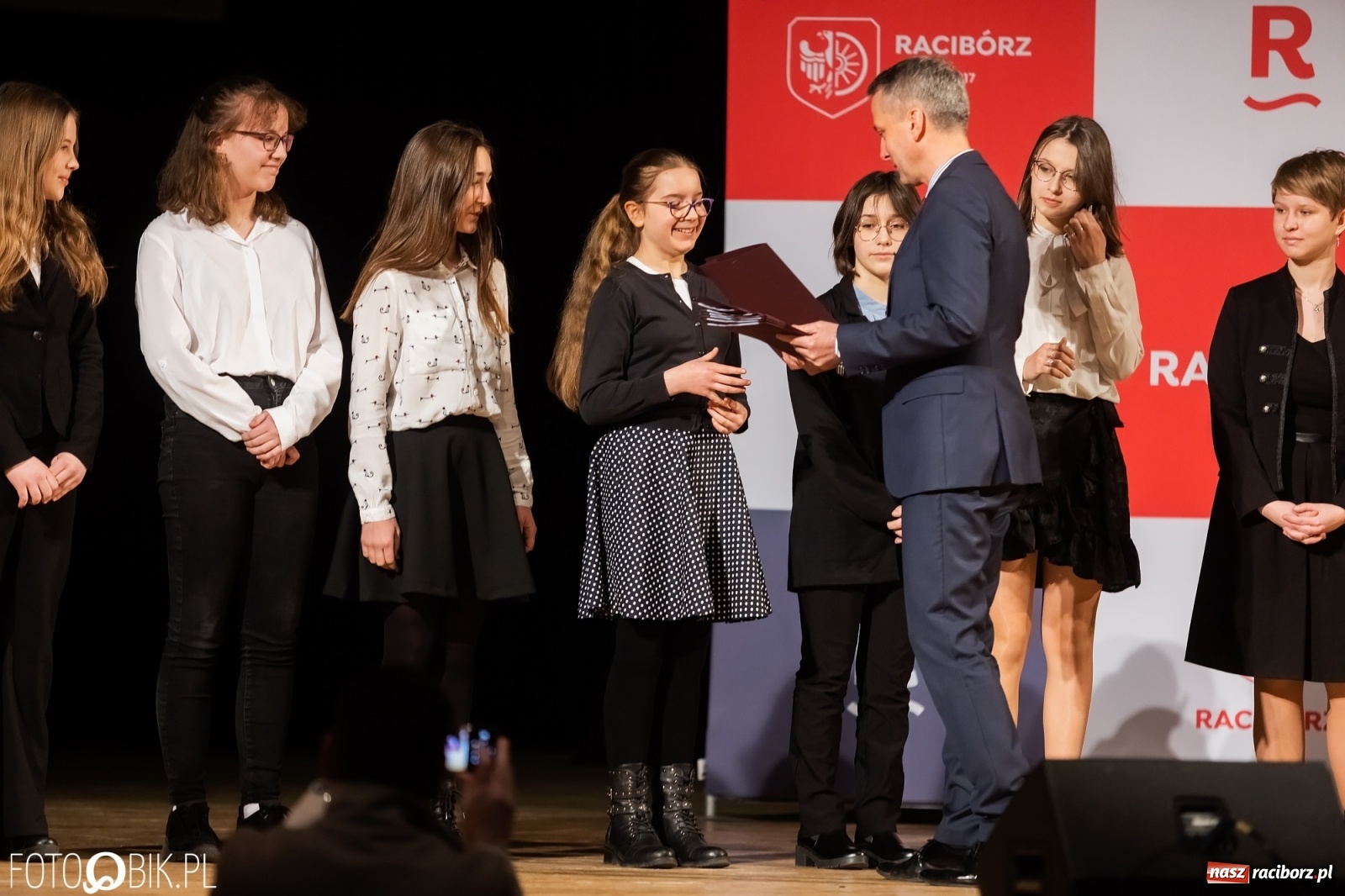 Zdjęcie w galerii na portalu naszraciborz.pl: Raciborskie prymuski i prymusi nagrodzeni wiadomości z regionu