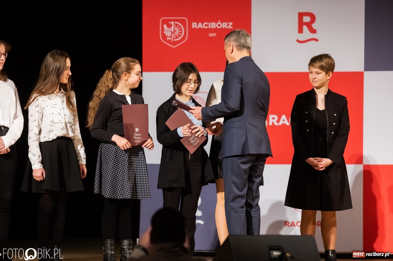 Zdjęcie w galerii na portalu naszraciborz.pl: Raciborskie prymuski i prymusi nagrodzeni wiadomości z regionu