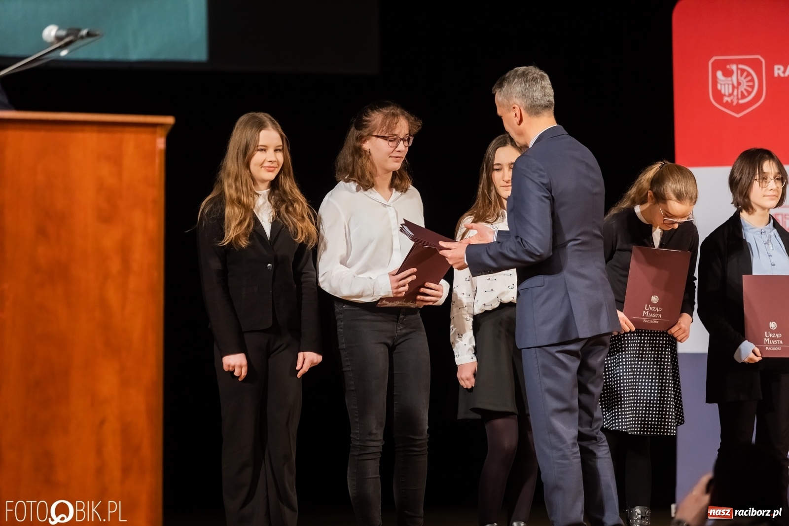 Zdjęcie w galerii na portalu naszraciborz.pl: Raciborskie prymuski i prymusi nagrodzeni wiadomości z regionu