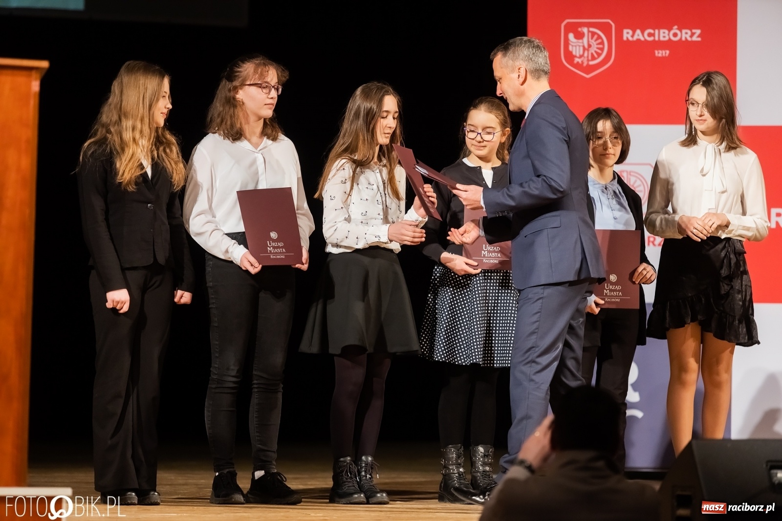 Zdjęcie w galerii na portalu naszraciborz.pl: Raciborskie prymuski i prymusi nagrodzeni wiadomości z regionu