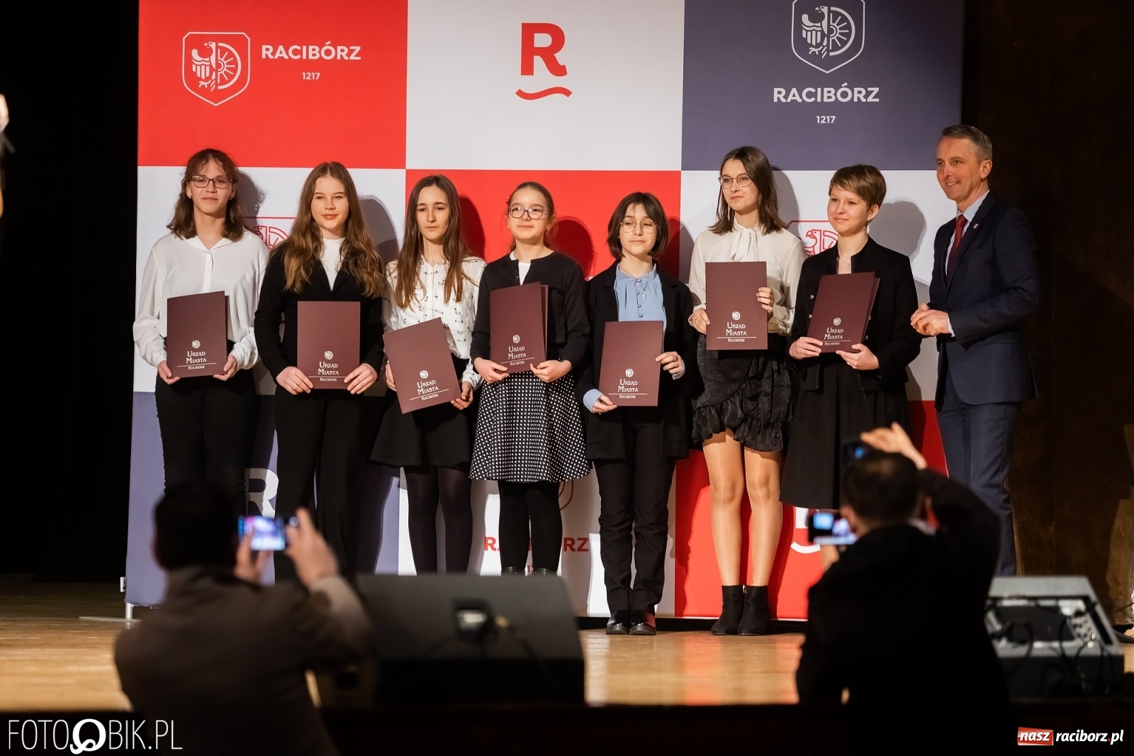 Zdjęcie w galerii na portalu naszraciborz.pl: Raciborskie prymuski i prymusi nagrodzeni wiadomości z regionu