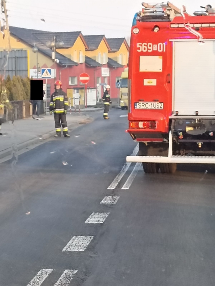 Zdjęcie w galerii na portalu naszraciborz.pl: Raport 998. Zderzenie forda i ciężarowego mercedesa w Kuźni Raciborskiej wiadomości z regionu