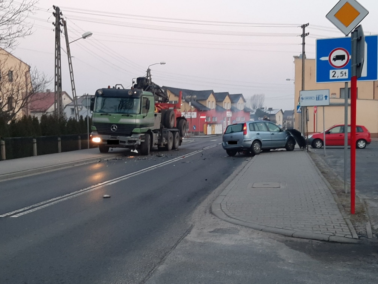 Zdjęcie w galerii na portalu naszraciborz.pl: Raport 998. Zderzenie forda i ciężarowego mercedesa w Kuźni Raciborskiej wiadomości z regionu